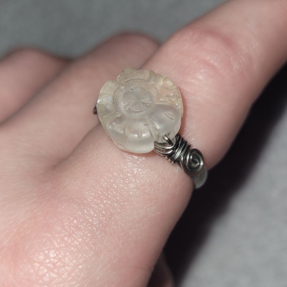 Ring with rose shaped quartz
